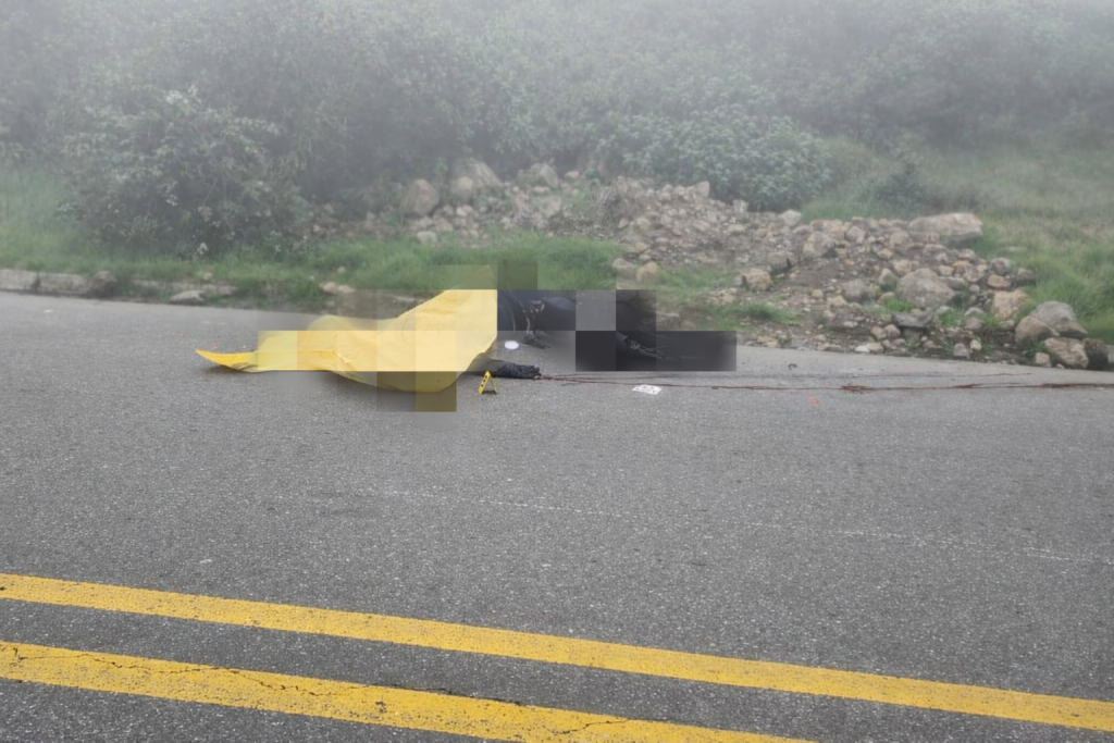 Motociclista murió tras accidente en la vía Zhud - Biblián, en Cañar. La Policía Nacional cumplió con el levantamiento del cadáver.