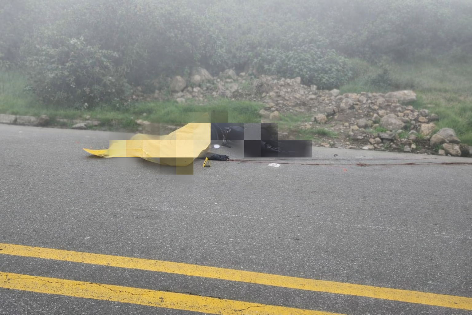 Motociclista murió tras accidente en la vía Zhud - Biblián, en Cañar. La Policía Nacional cumplió con el levantamiento del cadáver.