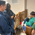 En este contexto, el congresista demócrata Joaquín Castro visitó este miércoles 28 de enero a Liam C., niño ecuatoriano de cinco años, y a su padre, quienes permanecen en el centro de detención de Dilley.