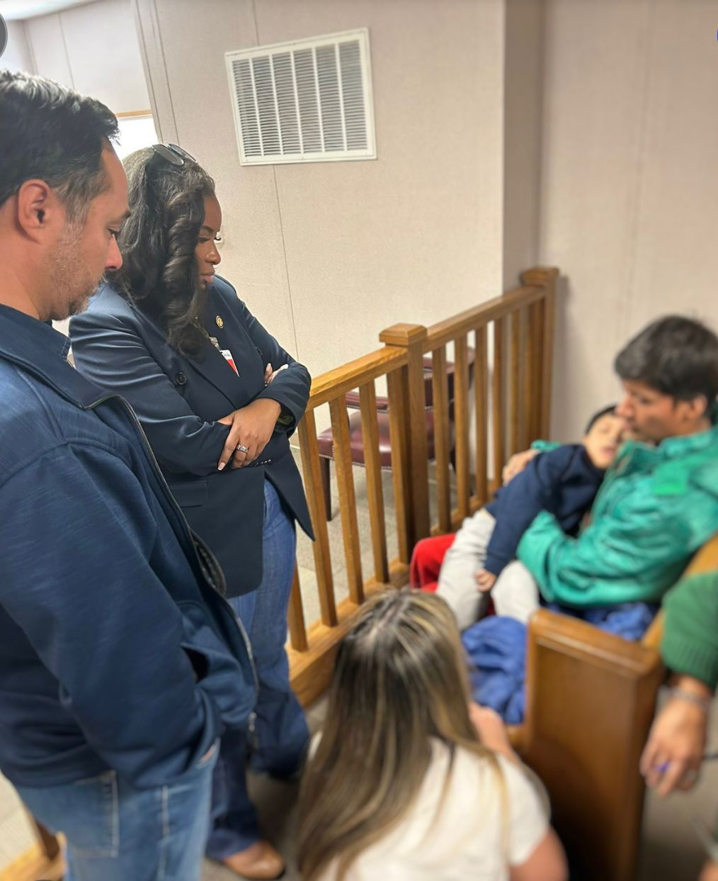 En este contexto, el congresista demócrata Joaquín Castro visitó este miércoles 28 de enero a Liam C., niño ecuatoriano de cinco años, y a su padre, quienes permanecen en el centro de detención de Dilley.