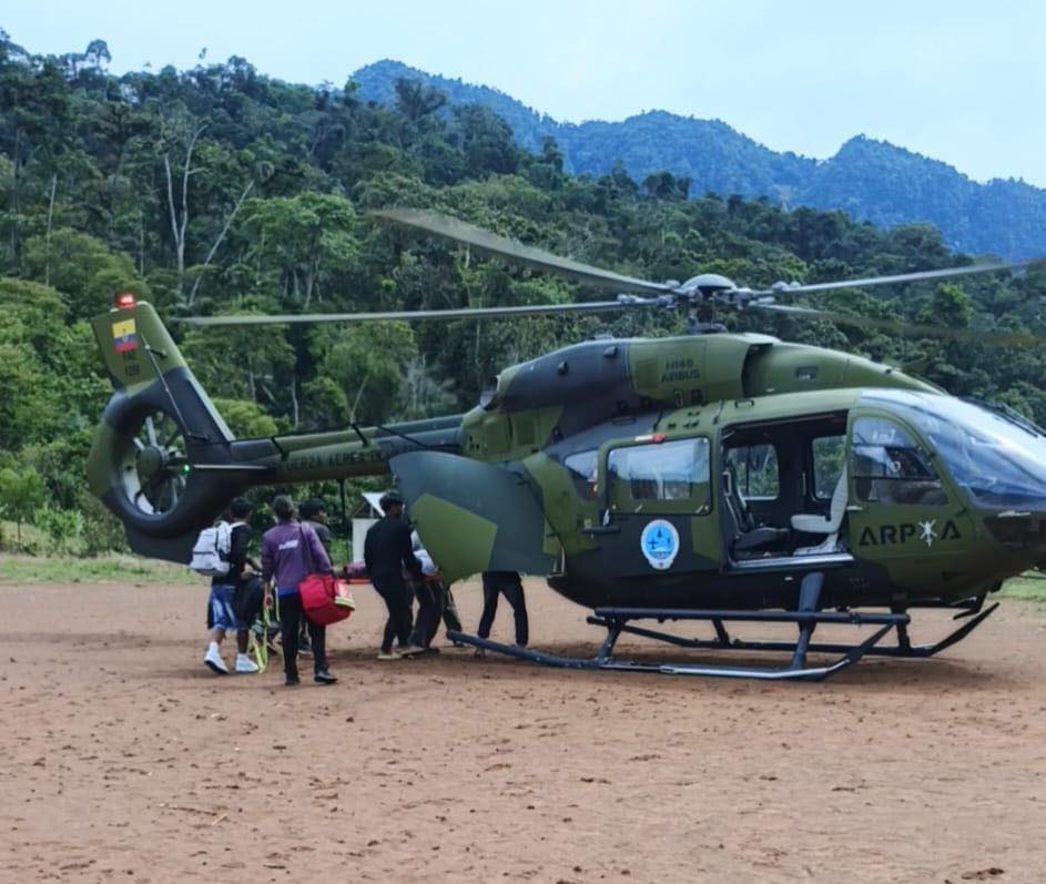 Logran evacuar al hospital de Macas en un helicóptero militar a joven que estaba varios días en peligro de aborto en la selva.