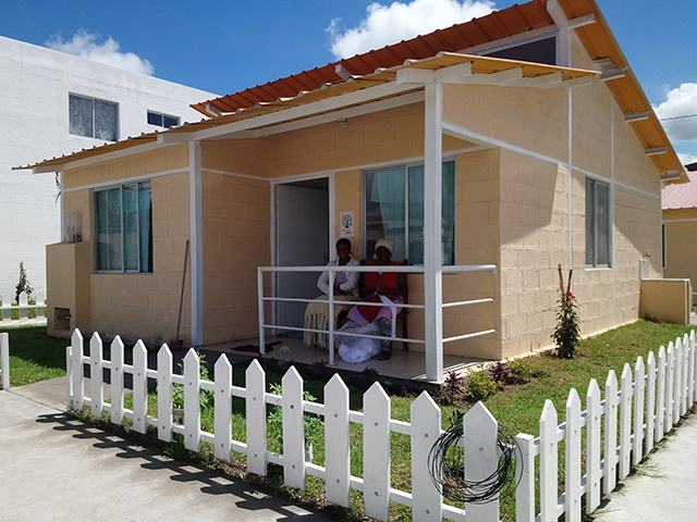 El avalúo comercial de las viviendas no debe superar los USD 55.049,22. Foto: MIDUVI