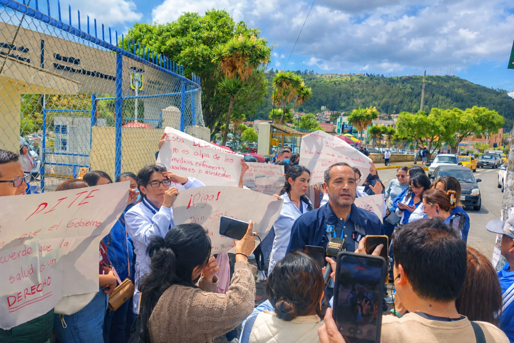 Médicos del hospital Vicente Corral, de Cuenca, protestan para pedir medicinas e insumos. Hicieron un plantón afuera de esta casa de salud.