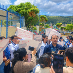 Médicos del hospital Vicente Corral, de Cuenca, protestan para pedir medicinas e insumos. Hicieron un plantón afuera de esta casa de salud.