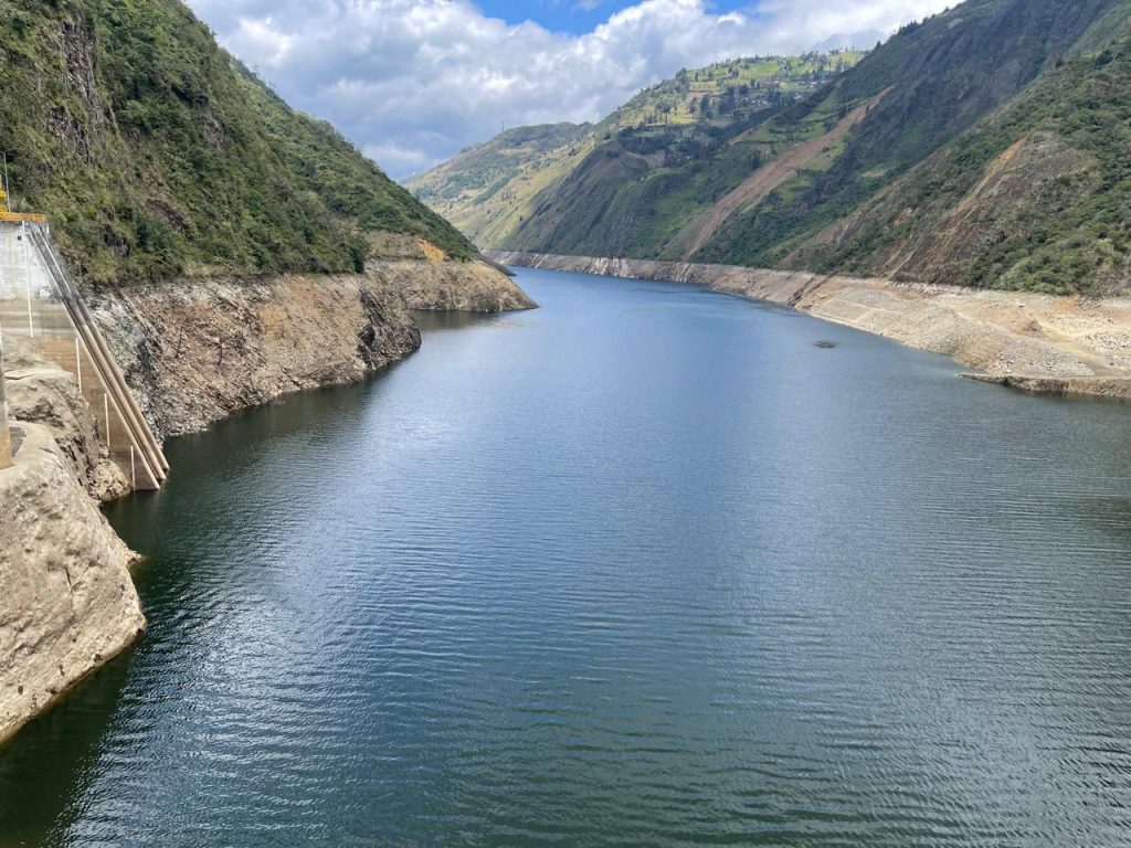 Las lluvias elevan el caudal del río Paute y alivian el sistema eléctrico. En algunas zonas de Cuenca se registraron inundaciones.