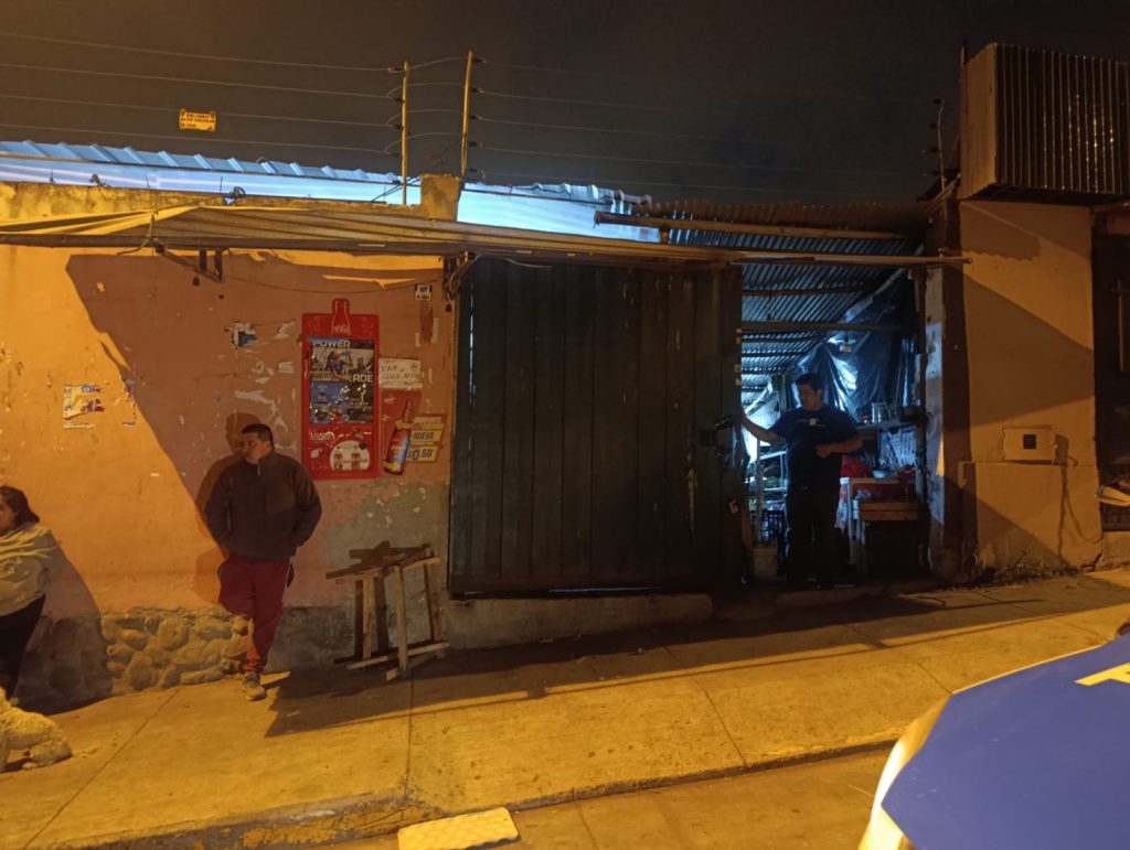 Delincuentes robaron una tienda en el sector de la ciudadela Kennedy, norte de Cuenca. La Policía Nacional investiga.