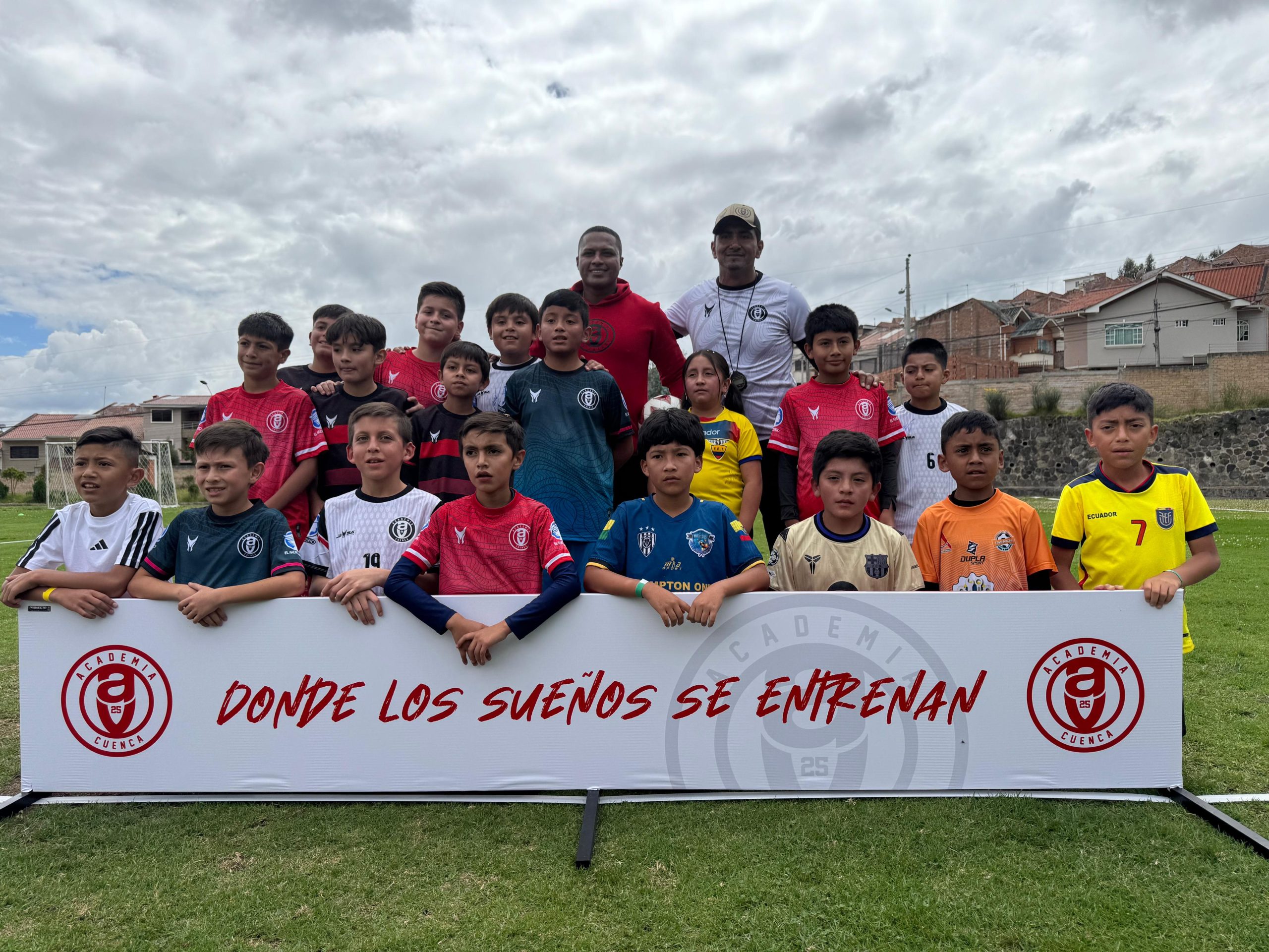 Antonio Valencia, leyenda ecuatoriana en la presentación de la Academia AV25, sede Cuenca. /KYY