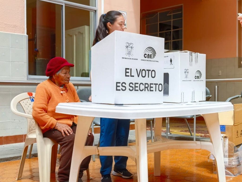 Con el Voto en Casa, las personas pueden sufragar en sus viviendas. Foto: CNE