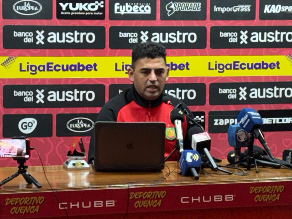 Luis Escalada dio detalles de las nuevas contrataciones del Deportivo Cuenca. Foto: Ismael ALvarado/El Mercurio