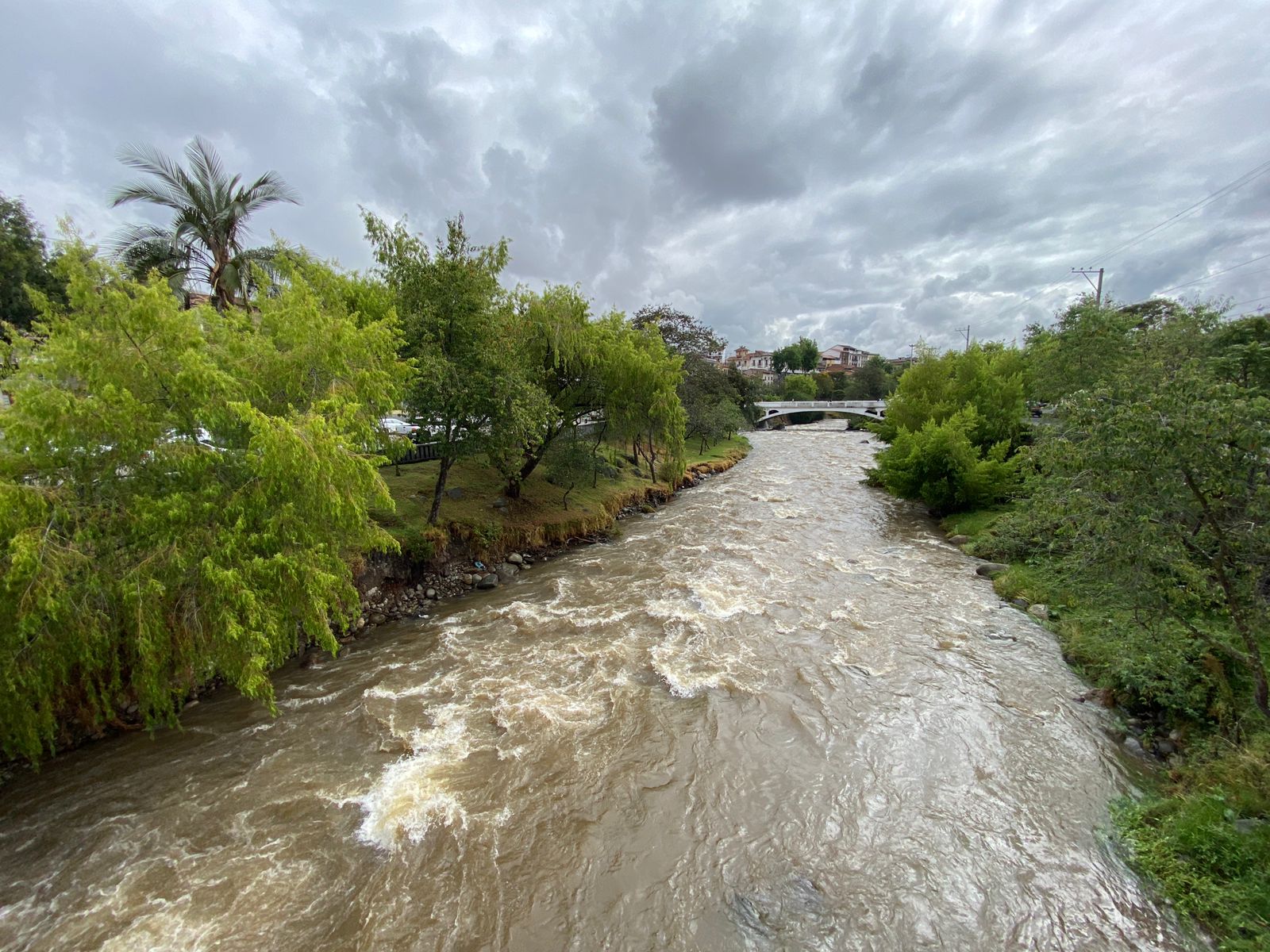 El río Tomebamba recuperó su caudal tras las lluvias del último domingo. Foto: Xavier Caivinagua/El Mercurio