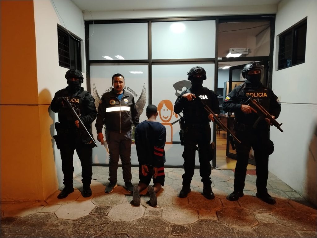 El adolescente fue entregado a la Fiscalía del Azuay. Foto: Policía Nacional