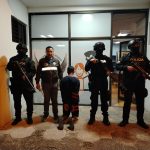 El adolescente fue entregado a la Fiscalía del Azuay. Foto: Policía Nacional
