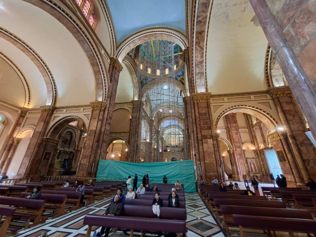 Los obreros trabajan en la cúpula crucero de la Catedral Nueva. Foto: Jorge Peña/El Mercurio