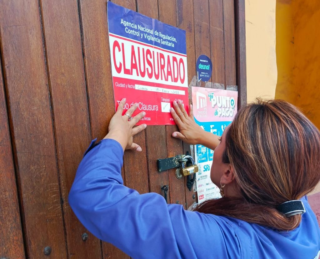 Arcsa ejecutó los operativos para identificar a las farmacias que incumplen con las normas en Cuenca. Foto: Arcsa