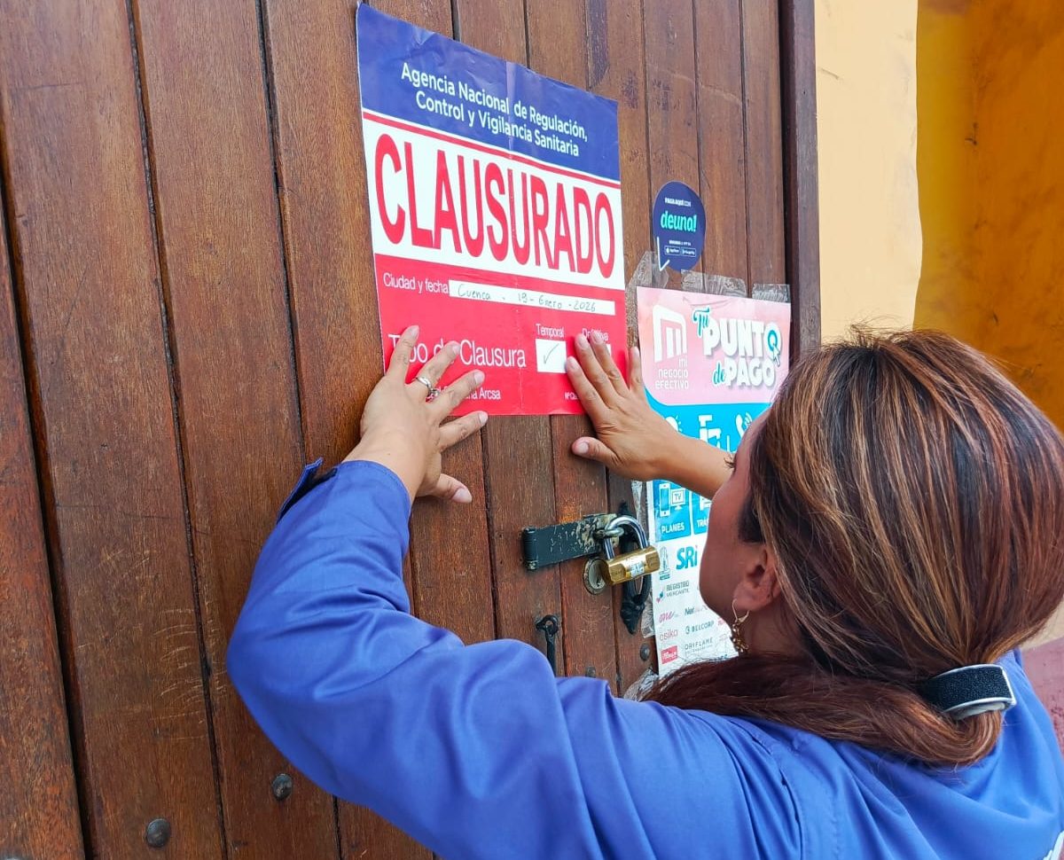 Arcsa ejecutó los operativos para identificar a las farmacias que incumplen con las normas en Cuenca. Foto: Arcsa