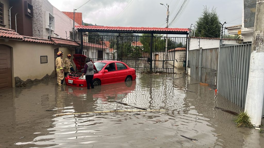 En Ucubamba el agua se acumuló. Los bomberos acudieron hasta el lugar. Foto: cortesía