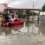 En Ucubamba el agua se acumuló. Los bomberos acudieron hasta el lugar. Foto: cortesía