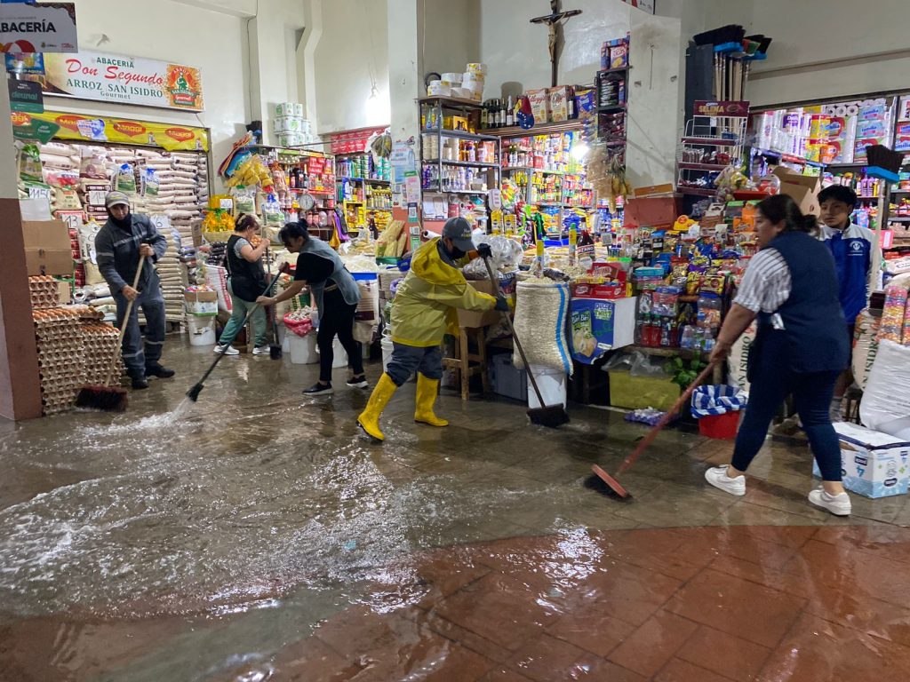 El lunes 26 de enero de 2026 se volvió a inundar las instalaciones del Mercado 10 de Agosto en el Centro Histórico de Cuenca. / XCA