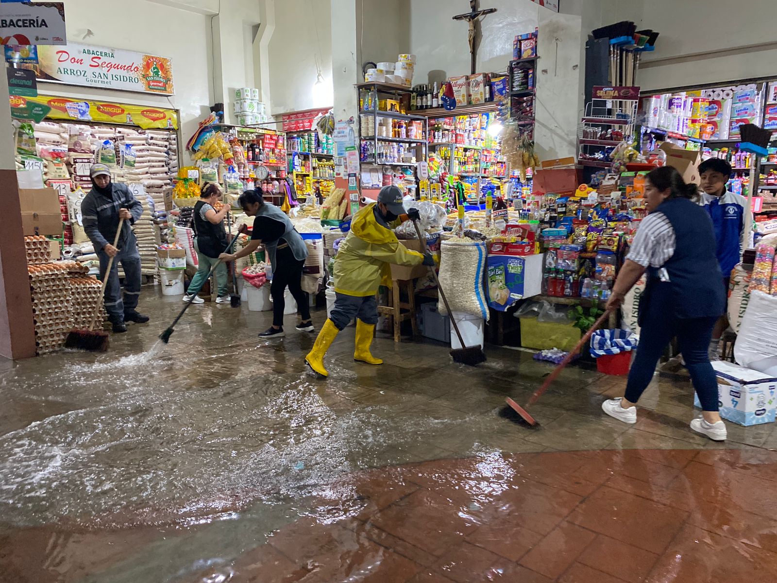 El lunes 26 de enero de 2026 se volvió a inundar las instalaciones del Mercado 10 de Agosto en el Centro Histórico de Cuenca. / XCA