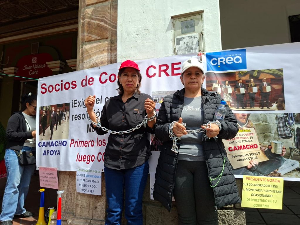 Dos socias de la ex CREA decidieron encadenarse en los bajos de la Gobernación del Azuay. Foto: Jorge Peña/El Mercurio