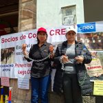 Dos socias de la ex CREA decidieron encadenarse en los bajos de la Gobernación del Azuay. Foto: Jorge Peña/El Mercurio