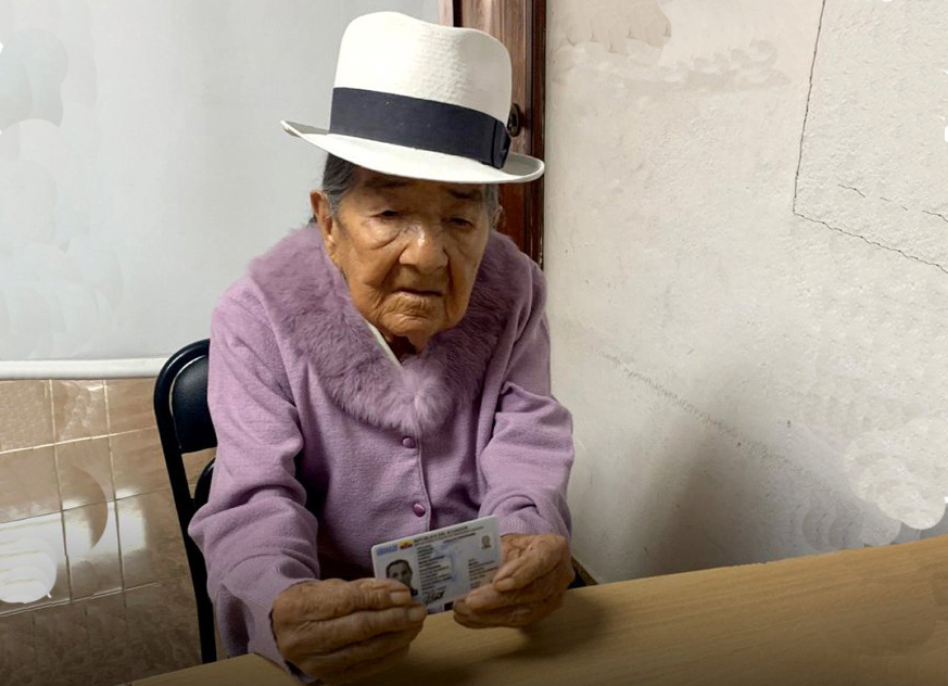 Doña María Julia Naranjo, de 101 años, recibió su cédula en el cantón Santa Isabel. /Foto Registro Civil
