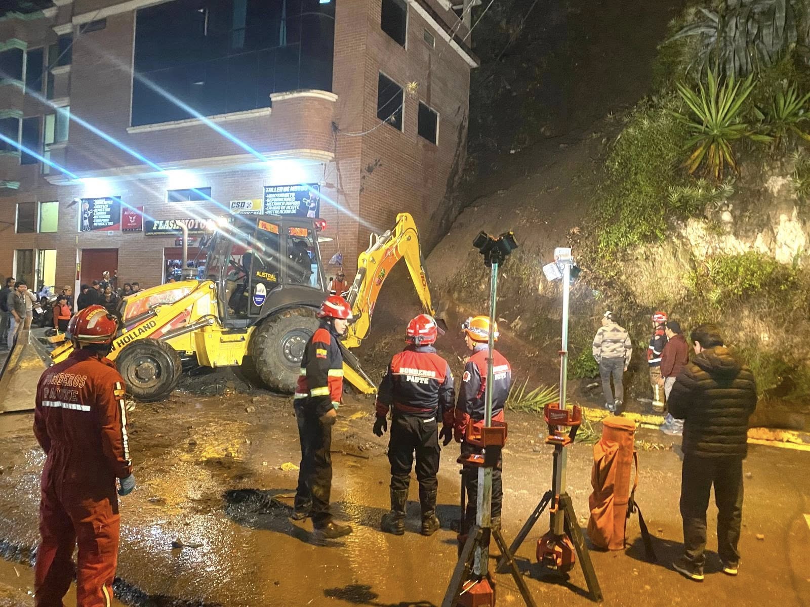 El Cuerpo de Bomberos de Paute acudió a la emergencia. Foto: Bomberos Paute