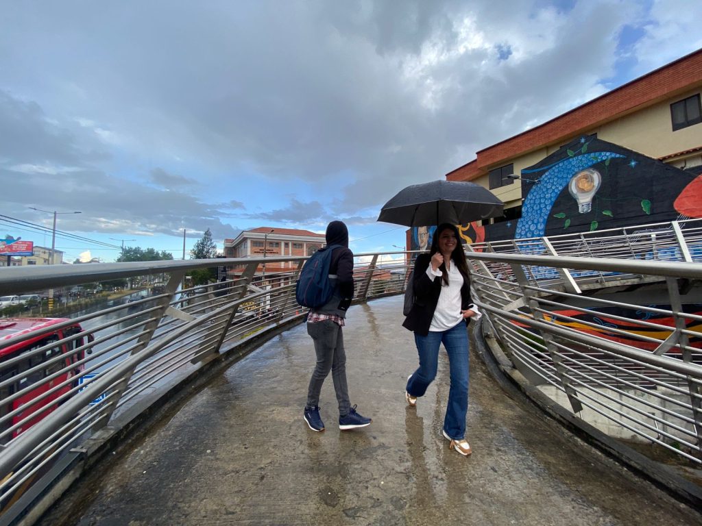 En Cuenca, este lunes 12 de enero de 2026, se presentó un clima frío con cielo nublado y lluvia. /XCA