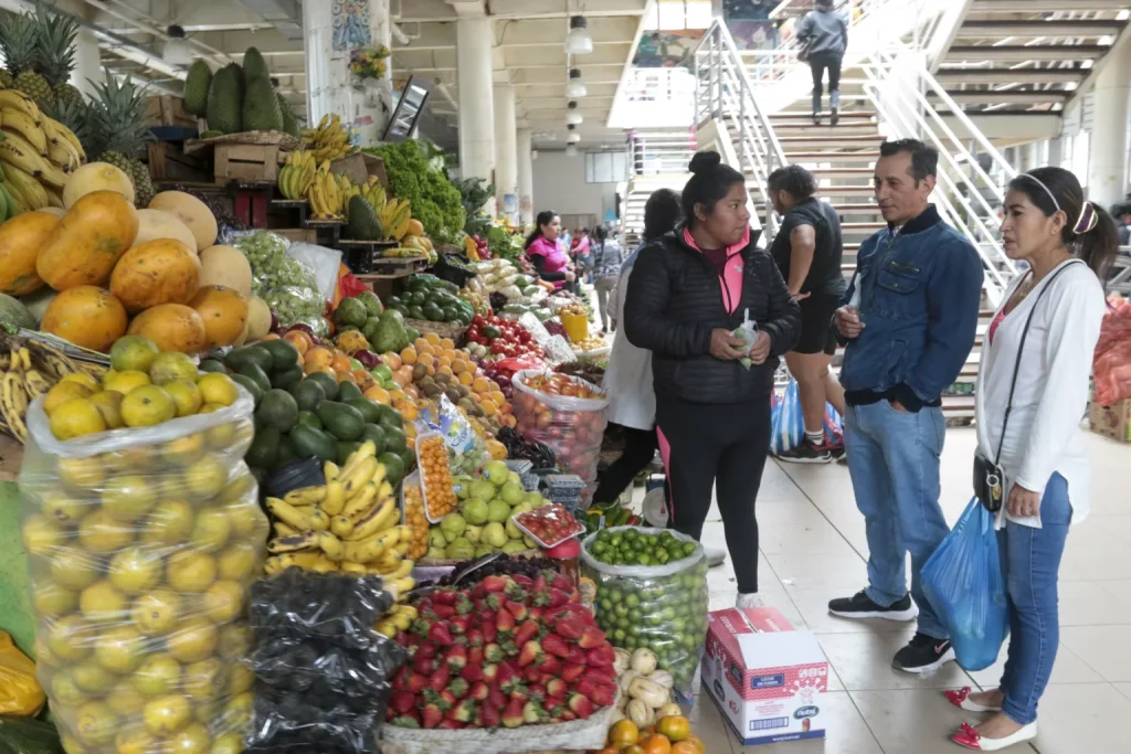 Cuenca se mantiene con la canasta básica más cara del Ecuador: 861,45 dólares, según el Instituto Nacional de Estadísticas y Censos (INEC).