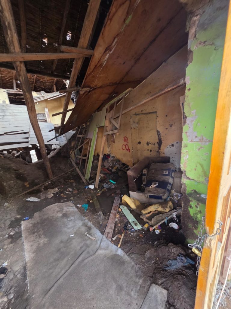 Un indigente abusó sexualmente a un menor, de 15 años, en el Centro de Cuenca. El sujeto está identificado y la Policía Nacional lo busca.