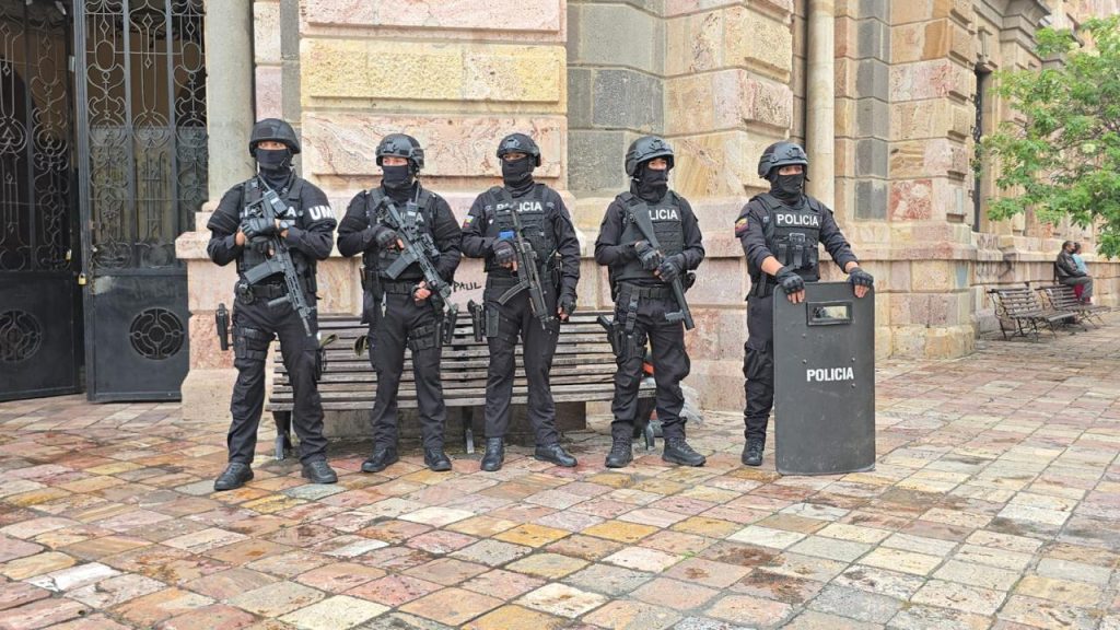 Personal policial fue remitido hasta las inmediaciones de la Corte de Justicia y el Complejo Judicial de Cuenca para evitar inconvenientes tras la denuncia de la presunta presencia de artefactos explosivos. /Cortesía