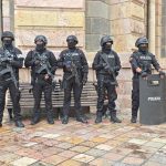 Personal policial fue remitido hasta las inmediaciones de la Corte de Justicia y el Complejo Judicial de Cuenca para evitar inconvenientes tras la denuncia de la presunta presencia de artefactos explosivos. /Cortesía