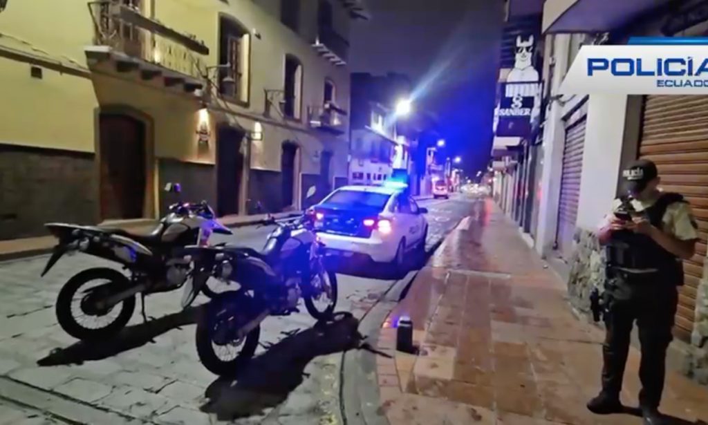 Personal policial durante la recolección de los primeros indicios tras un presunto enfrentamiento entre agentes policiales y desconocidos en el centro de Cuenca. /Fotos Policía Nacional
