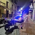 Personal policial durante la recolección de los primeros indicios tras un presunto enfrentamiento entre agentes policiales y desconocidos en el centro de Cuenca. /Fotos Policía Nacional