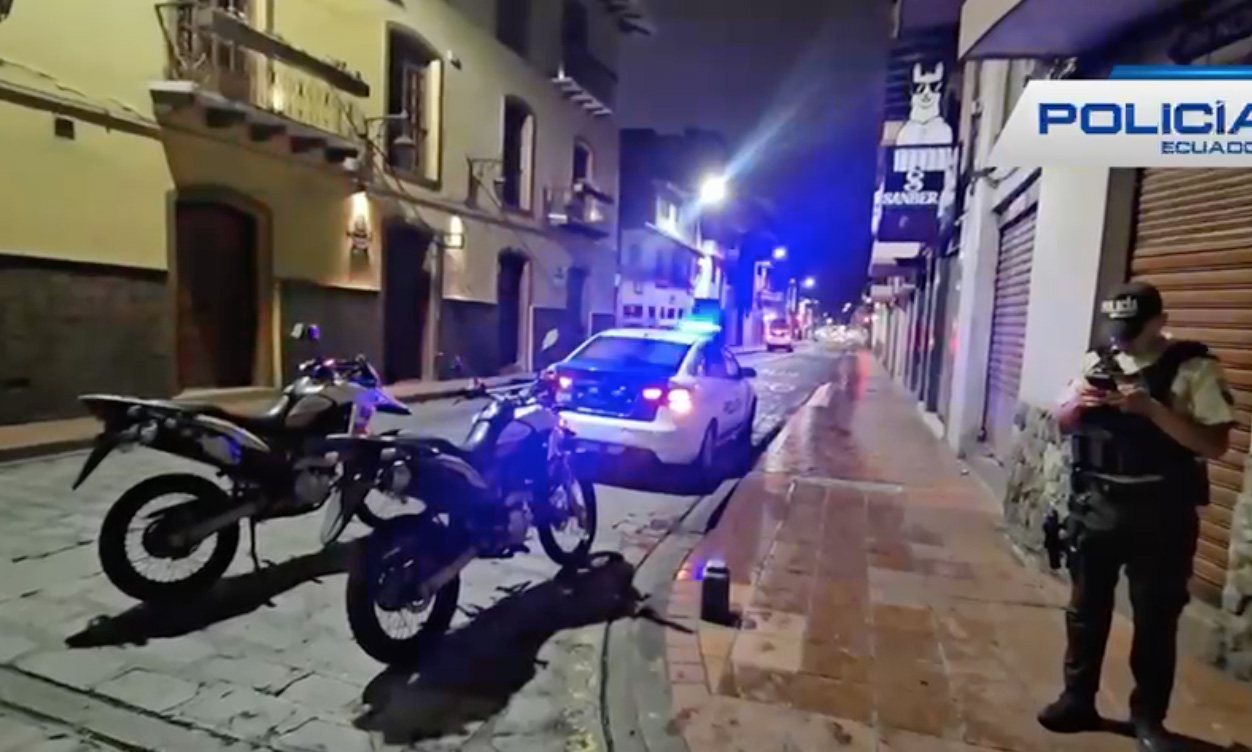 Personal policial durante la recolección de los primeros indicios tras un presunto enfrentamiento entre agentes policiales y desconocidos en el centro de Cuenca. /Fotos Policía Nacional