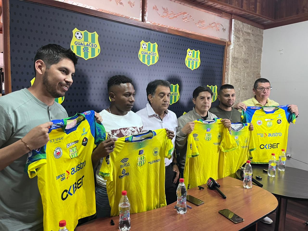 Presentación del cuerpo técnico de Gualaceo SC. Foto: Martín Álvarez/El Mercurio
