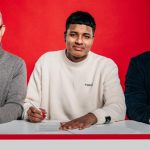 Jeremy Arévalo firma su contrato con el Stuttgart. Foto: Stuttgart.