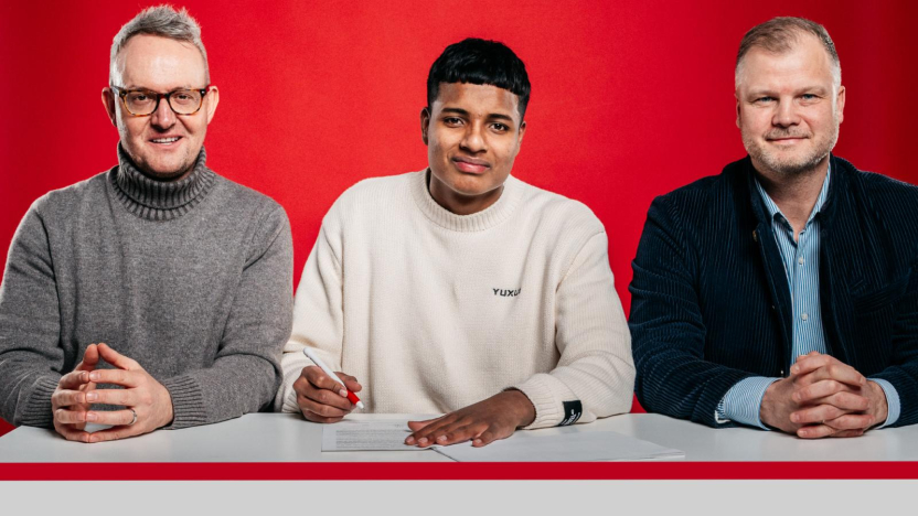 Jeremy Arévalo firma su contrato con el Stuttgart. Foto: Stuttgart.