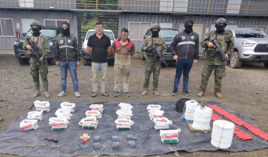 Dos personas fueron detenidas por las Fuerzas Armadas. Foto: Xavier Bermúdez/X