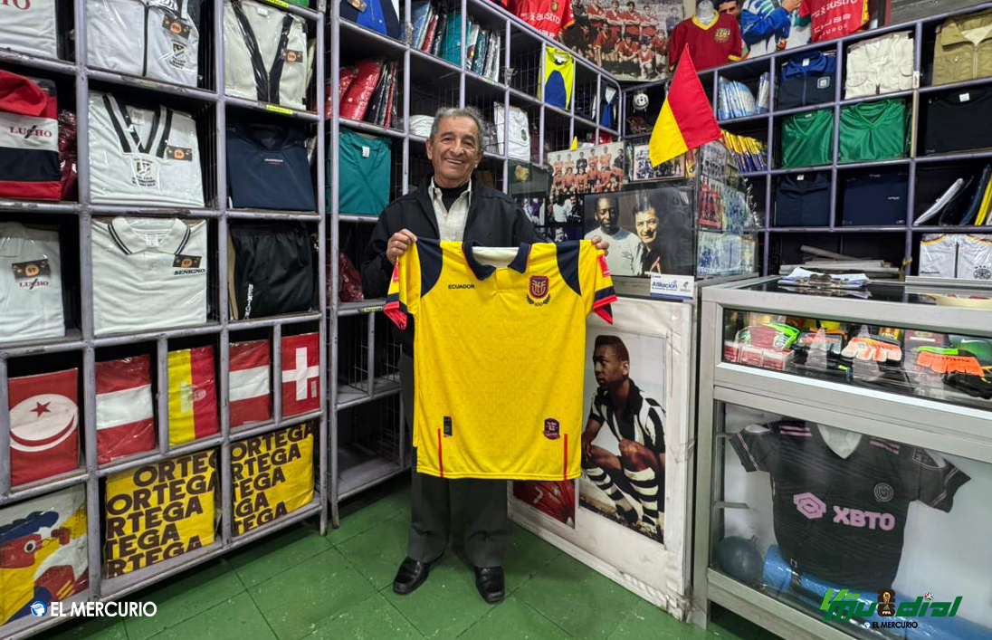 Rómulo Ortega muestra la camiseta de la selección ecuatoriana que desde ya se comercializa en su casa deportiva. /KYY