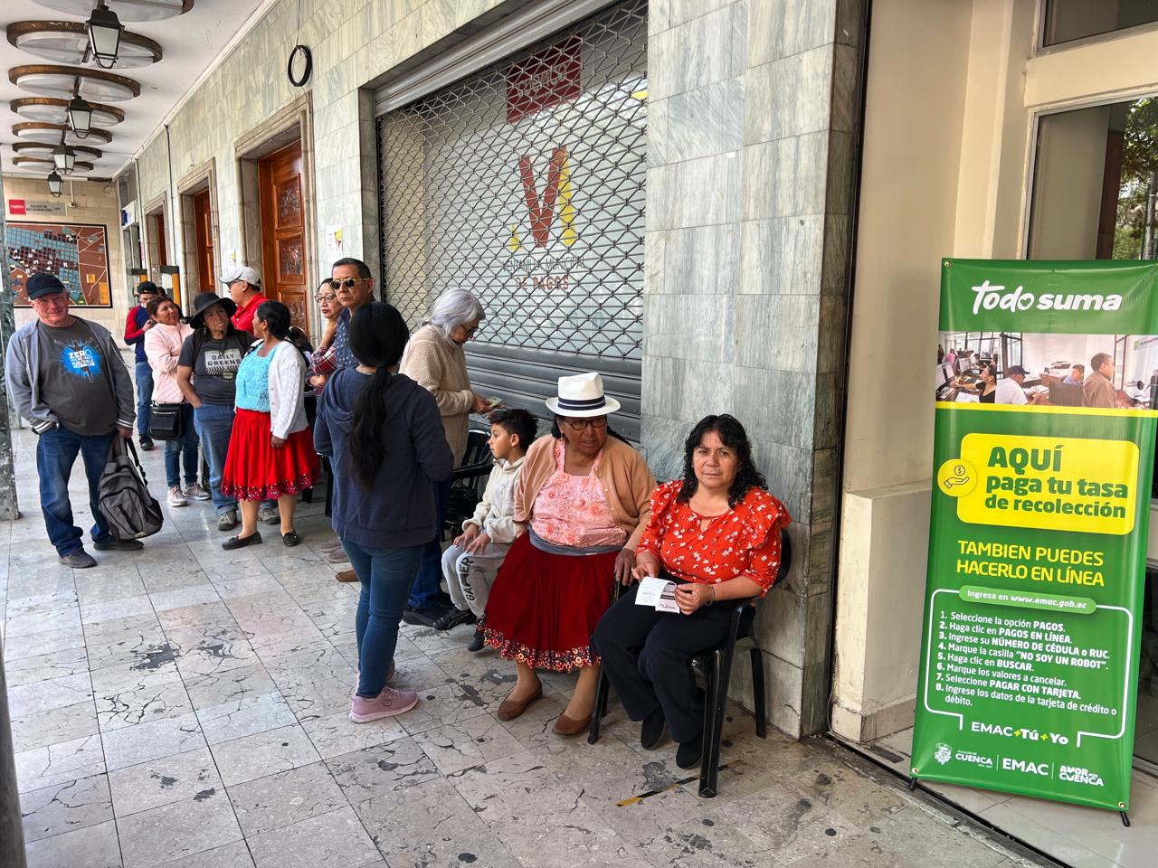 Hay varios puntos habilitados para pagar el predio en Cuenca en este 2026. Foto: Alcaldía