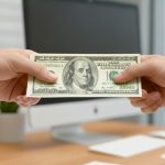 Azuay recibió 940 millones de dólares en remesas entre enero y septiembre de 2025, según el reporte del BCE.