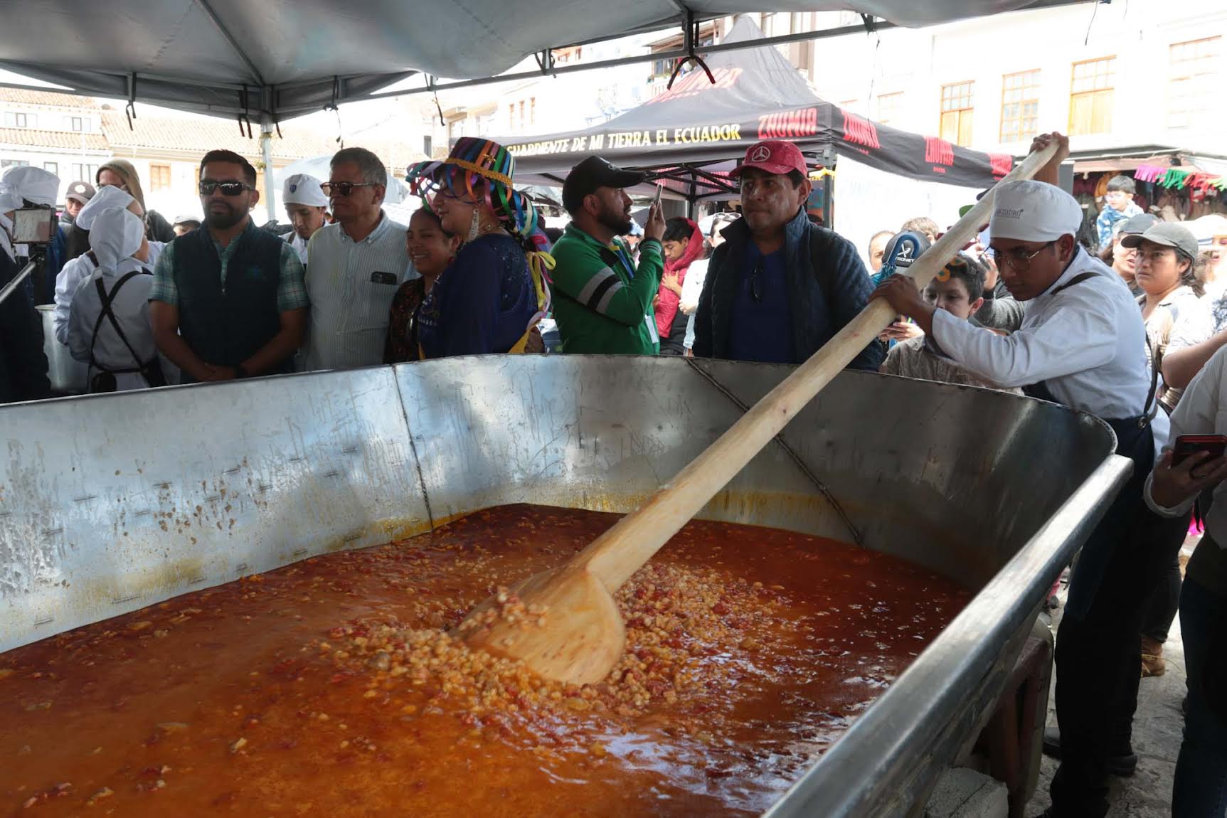 El mote pata se preparará en la plaza de San Francisco este sábado 14 de febrero de 2026. /XCA