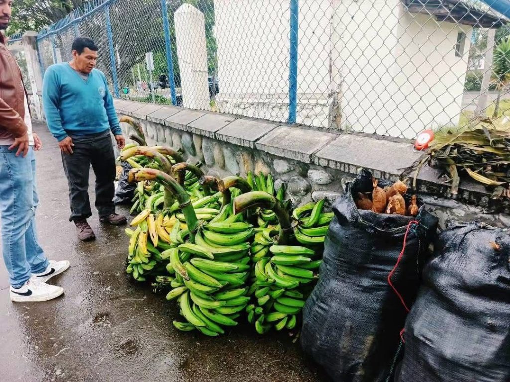 Agricultor llega de Tiwintza a Cuenca para vender productos para salvar a su hija. Para salir de su finca tiene que navegar tres horas.