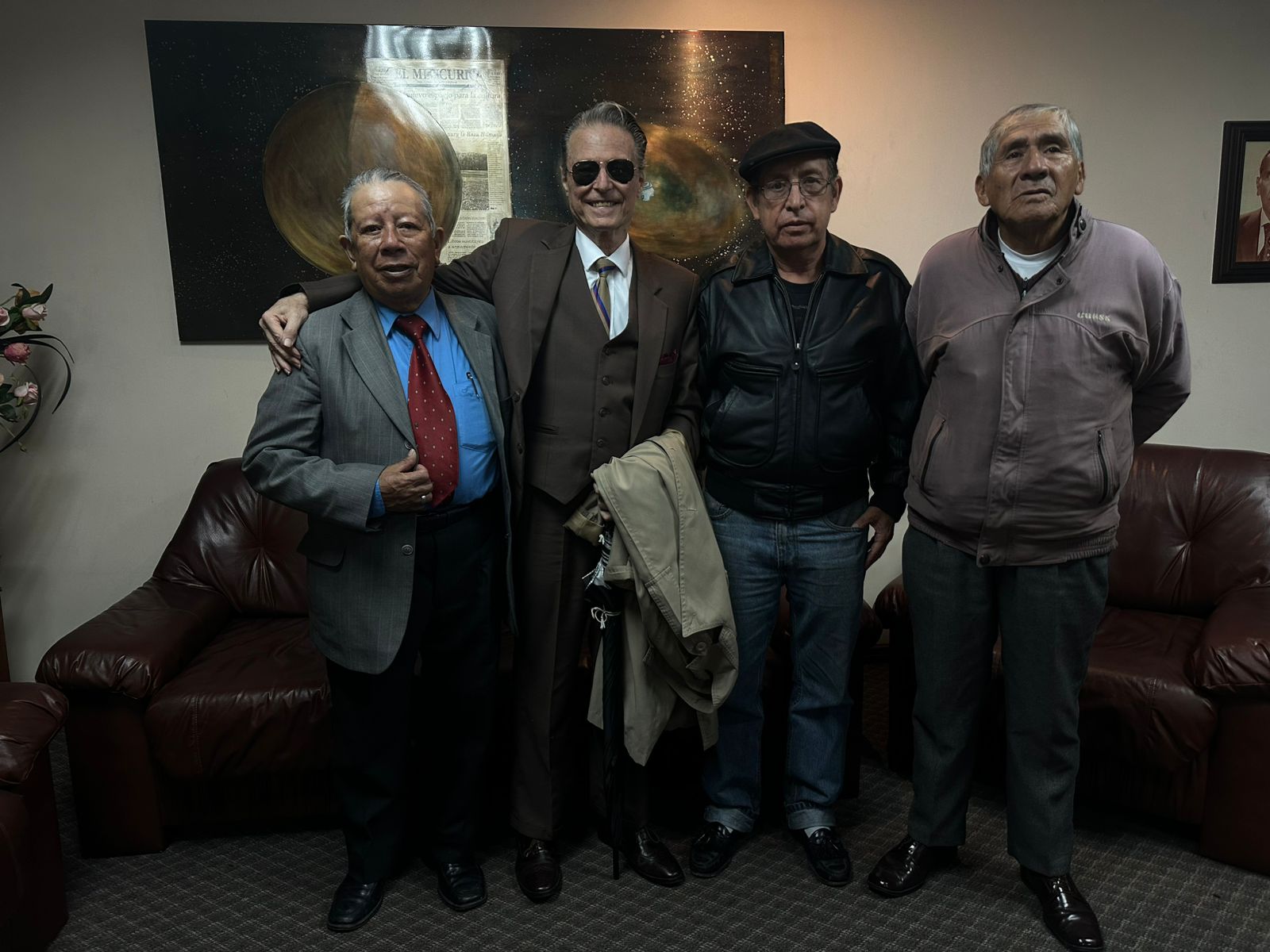 El artista ‘Robert Star Singer’ (segundo desde la izquierda) será parte del recital benéfico en la Casa de la Cultura. En esta imagen posa junto con miembros de la fundación JADA. /MSA