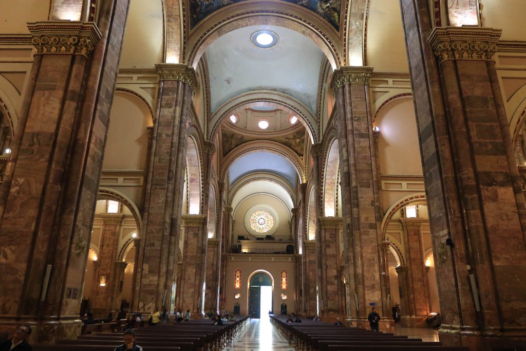 En la Catedral Nueva se realizan trabajos de restauración. Foto: Xavier Caivinagua/El Mercurio
