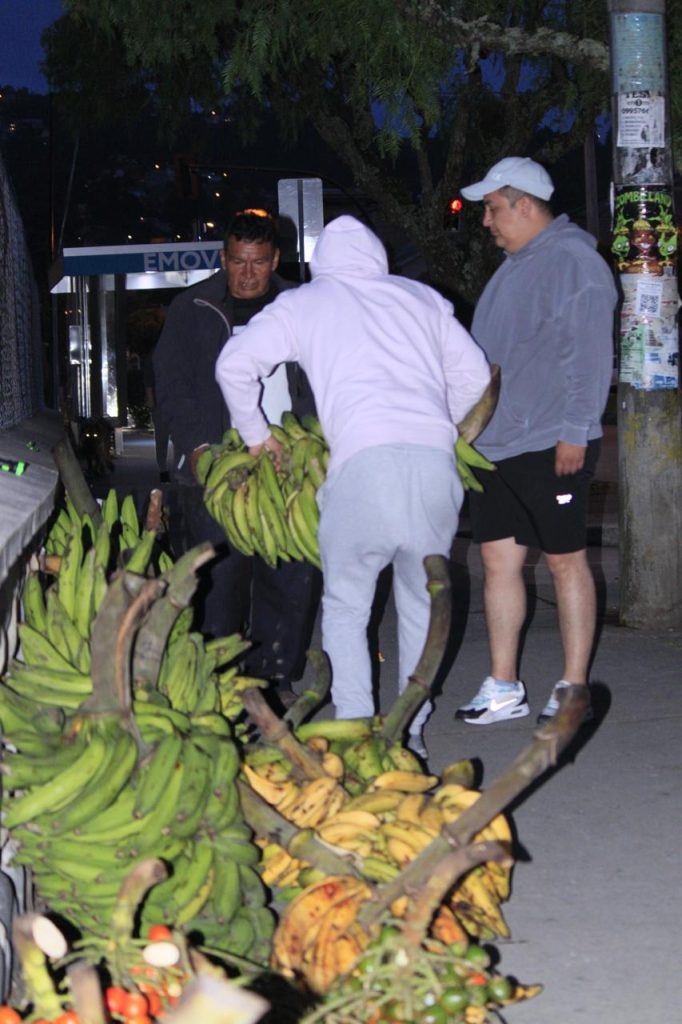 Luis Caicedo vendió todos los productos que trajo de Tiwintza para las medicinas de su hija. Agradeció la solidaridad de los cuencanos.