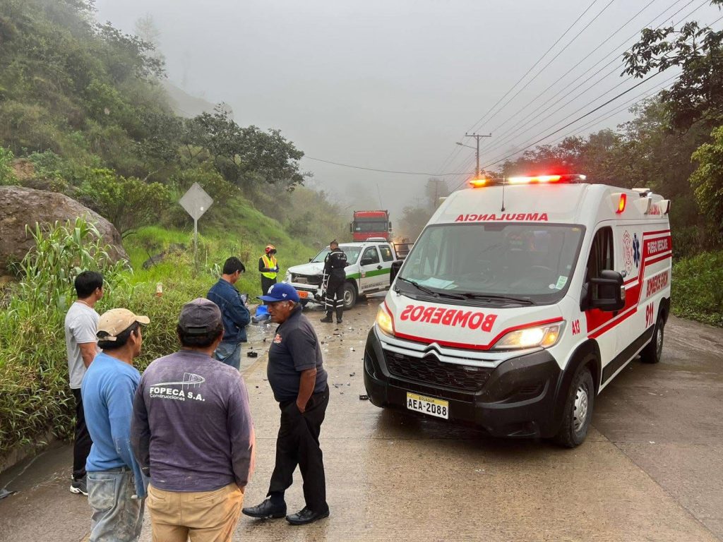 Motociclista muere en fatal accidente en la vía Cuenca-Girón-Pasaje. Agentes de la CTE hicieron el levantamiento del cadáver.