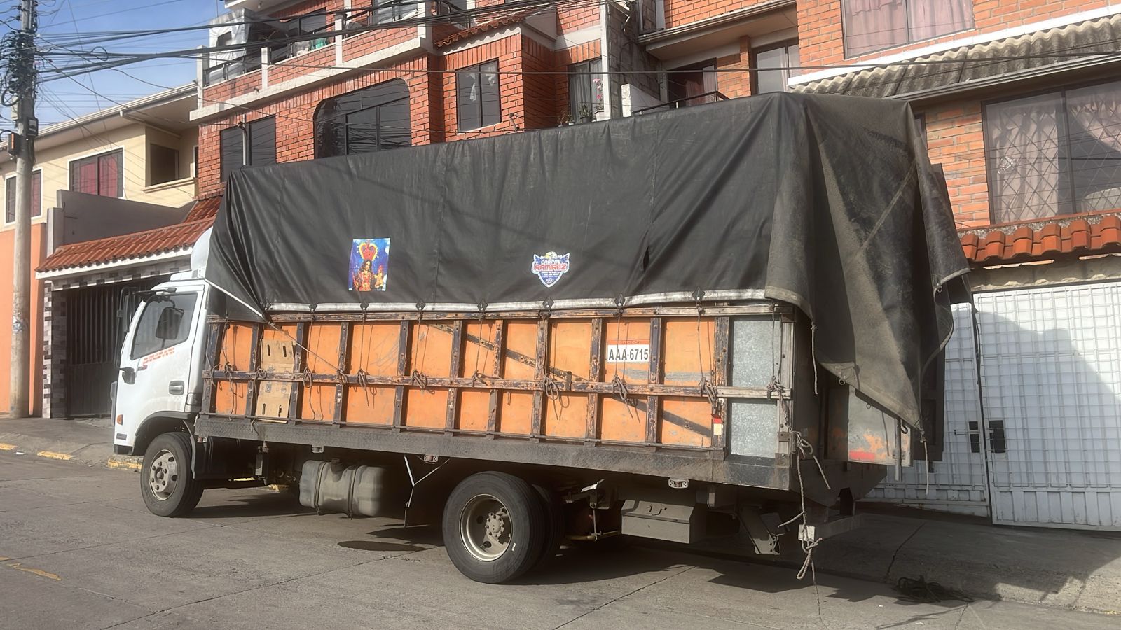 Delincuentes vaciaron un camión de carga al norte de Cuenca. Se llevaron repuestos, productos de bazar, parlantes, jabones y shampoos.