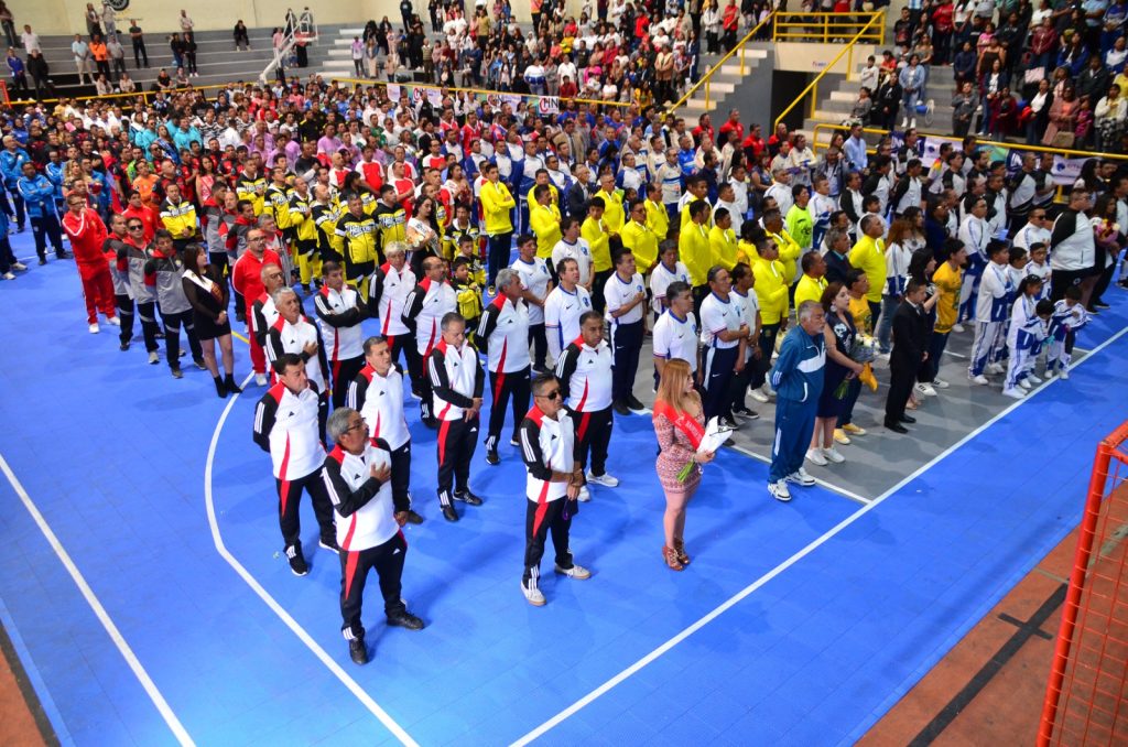 Equipos participantes durante el desfile inaugural de la edición 33 de la Supercopa. /FMV